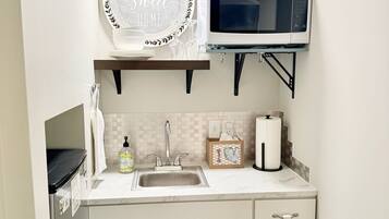 Réfrigérateur, micro-ondes, cafetière/bouilloire