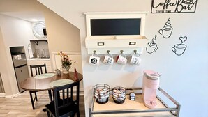 Dining - Lee's Summit Loft-near downtown (Lee's Summit)