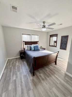 2 bedrooms, desk, iron/ironing board, free WiFi - Lee's Summit Loft-near downtown (Lee's Summit)