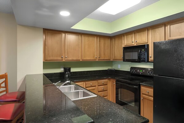 Kühlschrank, Mikrowelle, Herdplatte, Geschirrspüler