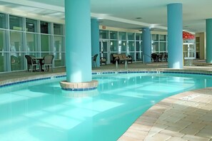 Una piscina cubierta, una piscina climatizada