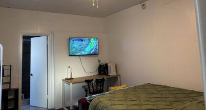 1 bedroom close to Tacony Bridge, EZ access to NJ and the city