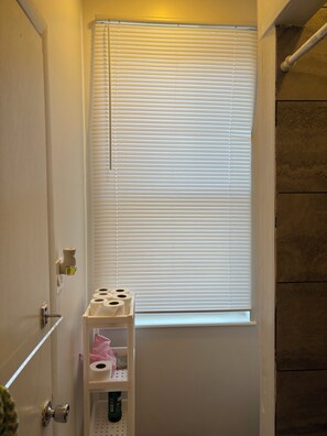 Secador de pelo, toallas, jabón