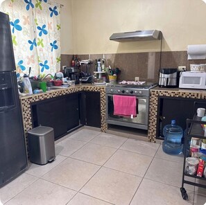 Microondas, cafetera/tetera, utensilios de cocina, especias