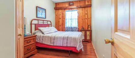 3 habitaciones, tabla de planchar con plancha, wifi y ropa de cama