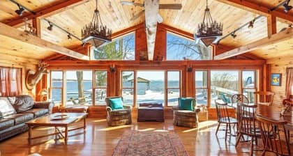 Modern Adirondack Style Lodge: Lakefront Bliss, 2 miles to Sylvan Beach