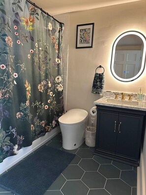 Shower, hair dryer, towels, soap - The Royal Hideaway- Designer 2BR/2BA, Private Yard (New Orleans)