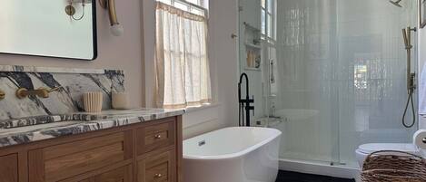 Douche, séchoir à cheveux, serviettes fournies, savon
