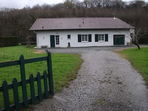 Exterior - Country house 2 minutes from the lake of St Pée in a quiet area. (Souraïde)