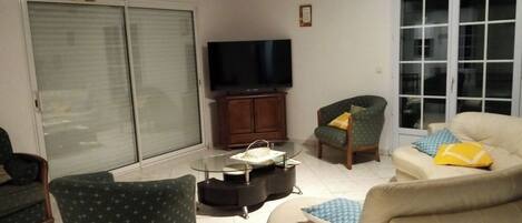 Tv, bordfodbold, bordtennisbord, bøger