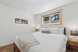2 bedrooms, iron/ironing board, free WiFi, bed sheets - Modern 2BR Apartment w/ Full Kitchen - Unit #A - 10 Min to Glacier (Hungry Horse)