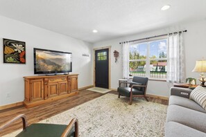 Smart TV - Modern 2BR Apartment w/ Full Kitchen - Unit #A - 10 Min to Glacier (Hungry Horse)