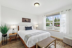 2 bedrooms, iron/ironing board, free WiFi, bed sheets - Modern 2BR Apartment w/ Full Kitchen - Unit #A - 10 Min to Glacier (Hungry Horse)