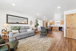 Smart TV - Modern 2BR Apartment w/ Full Kitchen - Unit #A - 10 Min to Glacier (Hungry Horse)