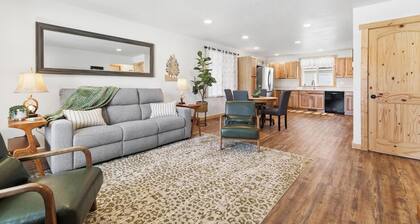 Modern 2BR Apartment w/ Full Kitchen - Unit #A - 10 Min to Glacier