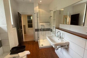 Secador de cabelo, toalhas de banho, sabonete, papel higiênico