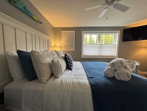 1 bedroom, free WiFi - Modern, poolside Ogunquit 1br/1ba, just a 10 minute stroll into town. (Ogunquit)