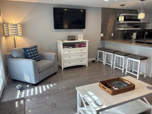 TV - Modern, poolside Ogunquit 1br/1ba, just a 10 minute stroll into town. (Ogunquit)
