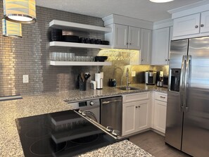 Coffee/tea maker, fridge, microwave, stovetop - Modern, poolside Ogunquit 1br/1ba, just a 10 minute stroll into town. (Ogunquit)