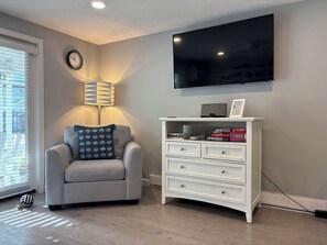 TV - Modern, poolside Ogunquit 1br/1ba, just a 10 minute stroll into town. (Ogunquit)