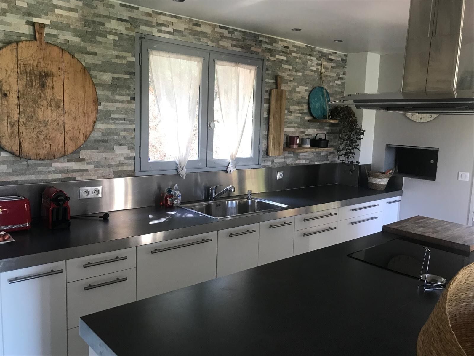 Four à micro-ondes, un four, surface de cuisson, lave-vaisselle