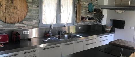 Four Ă micro-ondes, un four, surface de cuisson, lave-vaisselle