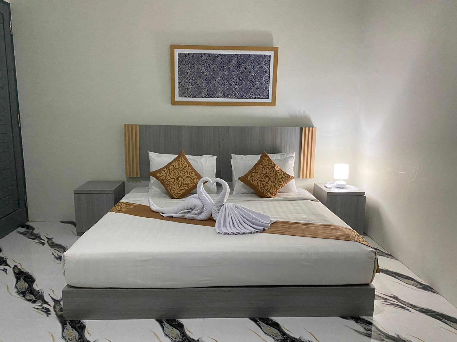 Kamar Keluarga | Meja kerja, ruang kerja ramah laptop, dan tirai kedap cahaya