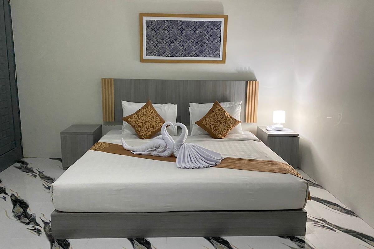 Kamar Keluarga | Meja kerja, ruang kerja ramah laptop, dan tirai kedap cahaya