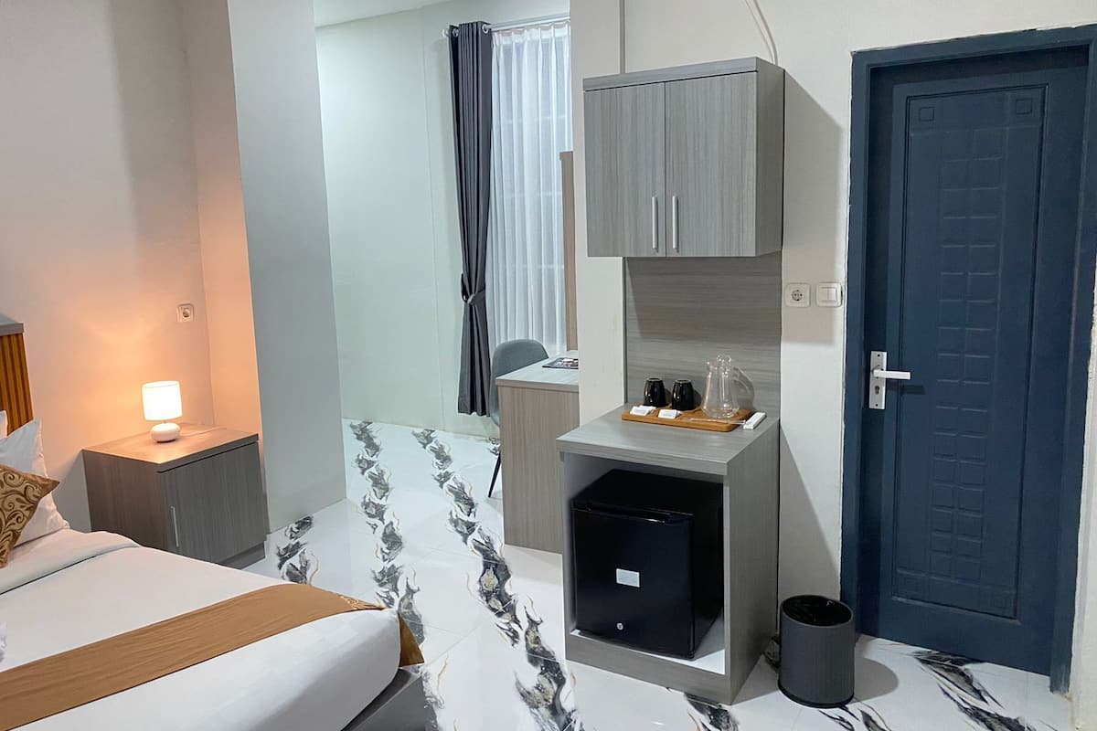 Kamar Deluks, 1 Tempat Tidur King | Meja kerja, ruang kerja ramah laptop, dan tirai kedap cahaya