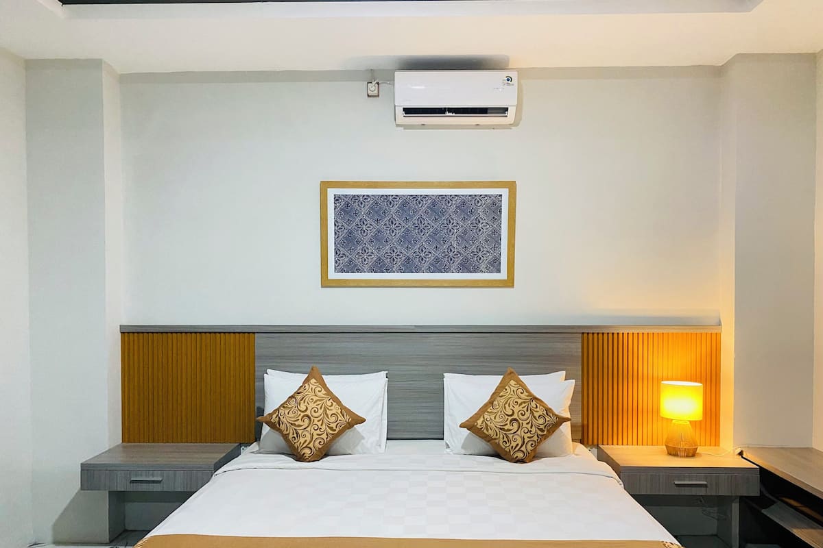 Luxury Room, 1 Bedroom | Desk, laptop workspace, blackout curtains