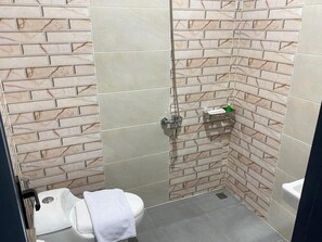 Kamar Twin Deluks | Kamar mandi | Sandal, handuk, sabun, dan sampo