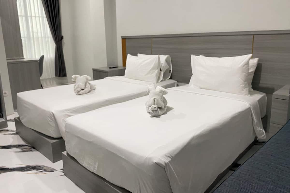 Kamar Twin Deluks | Meja kerja, ruang kerja ramah laptop, dan tirai kedap cahaya