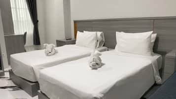 Quarto duplo luxo | Escrivaninha, espaço de trabalho para notebook, cortinas blackout