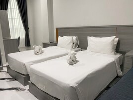 Deluxe Twin Room | Desk, laptop workspace, blackout drapes, iron/ironing board