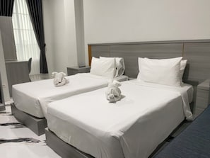 Deluxe Twin Room | Desk, laptop workspace, blackout curtains, iron/ironing board - Bumi Geulis Hotel & Residence (Sukabumi)