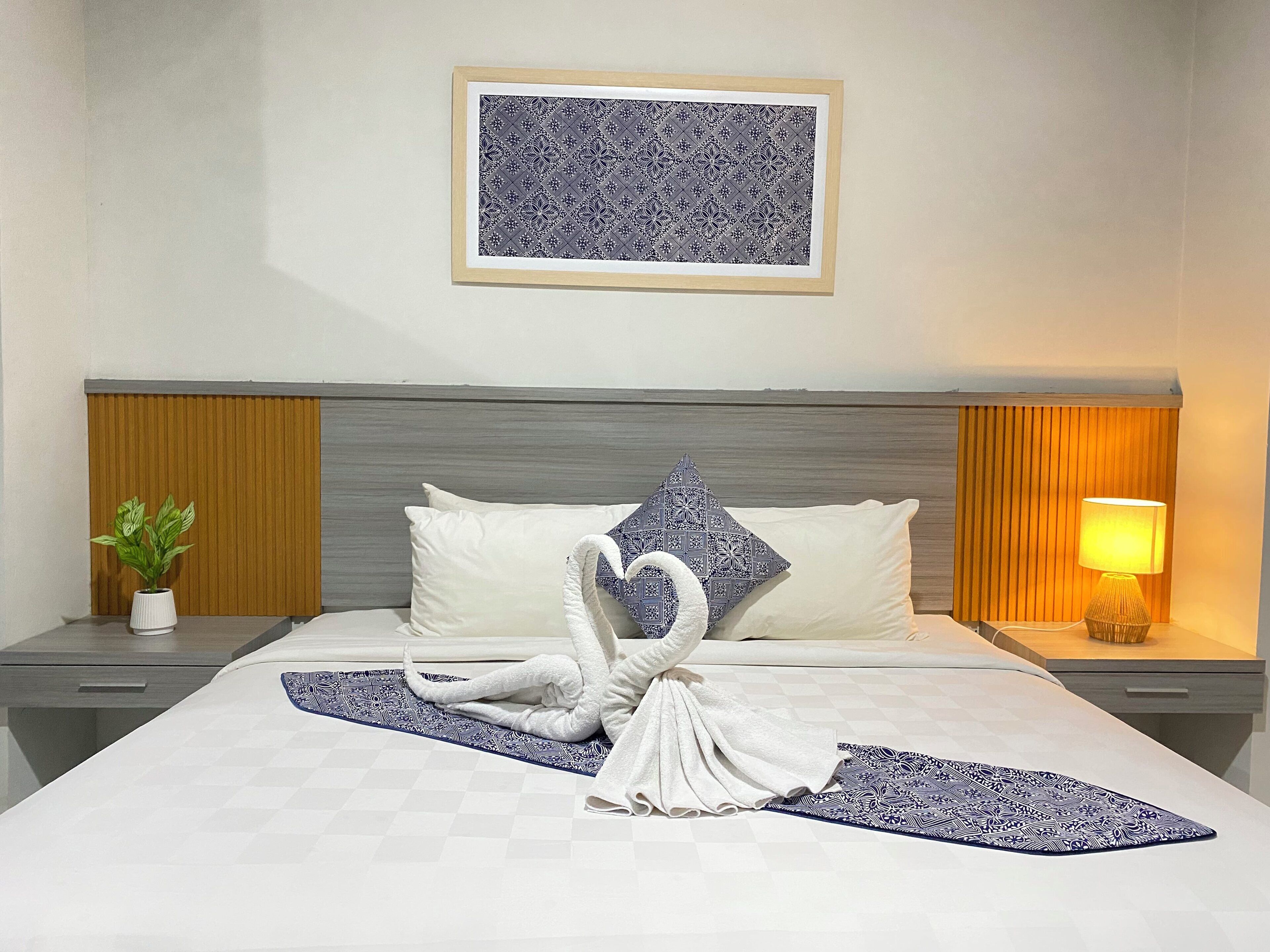 Kamar Eksekutif | Meja kerja, ruang kerja ramah laptop, dan tirai kedap cahaya