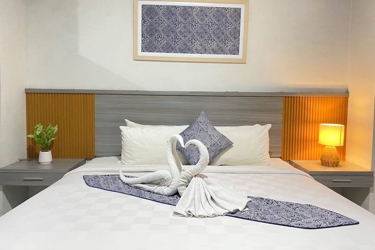 Kamar Eksekutif | Meja kerja, ruang kerja ramah laptop, dan tirai kedap cahaya