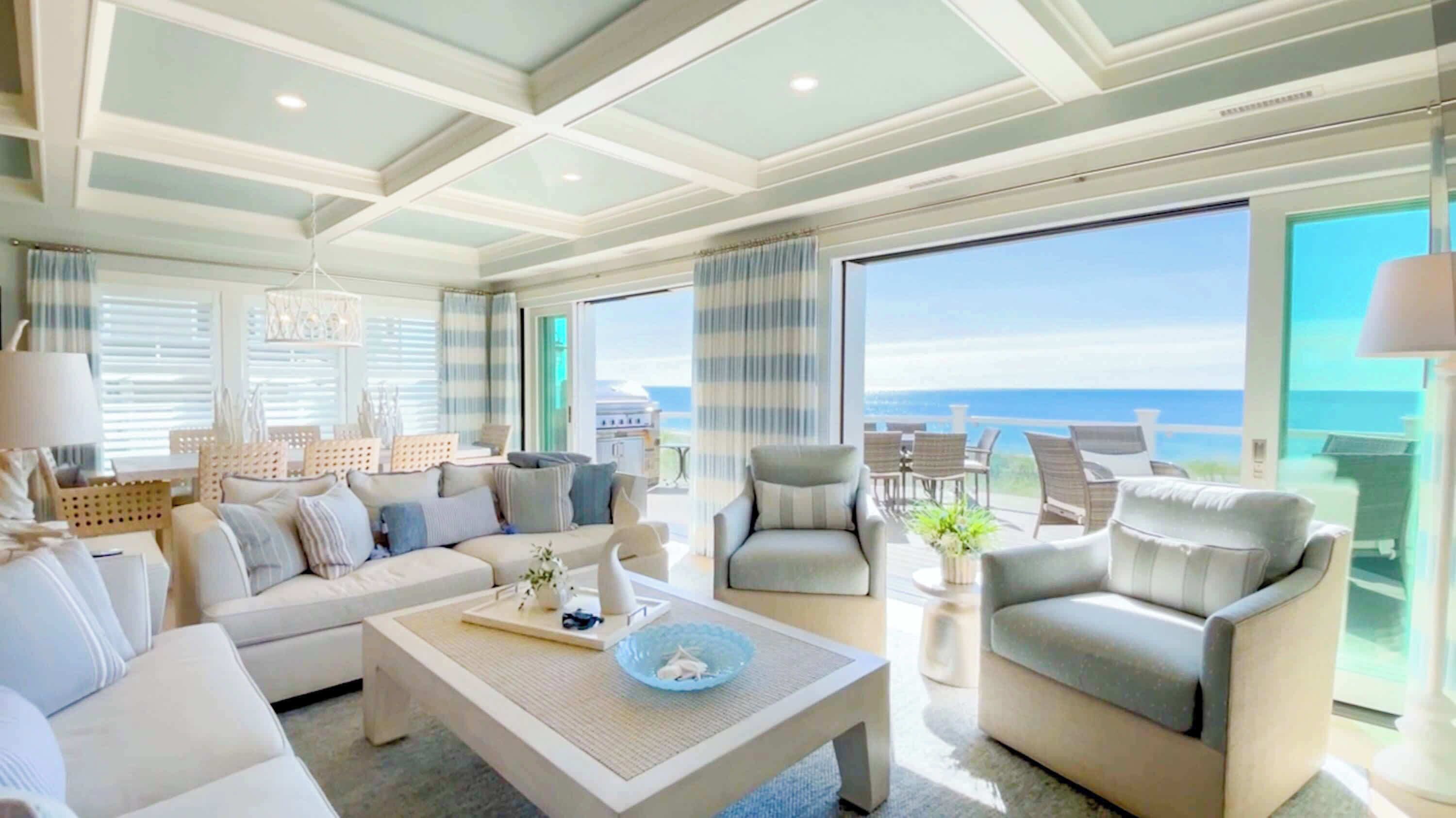 Televisie, een open haard en een kantoor