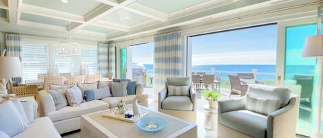 Televisie, een open haard en een kantoor