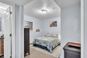 Desk, WiFi, bed sheets - Hummingbird Studio, Work or Study, Quiet area (Starkville)
