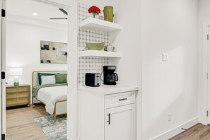4 bedrooms, iron/ironing board, WiFi, bed sheets - Stylish Home by Medical Center and Downtown! (Houston)
