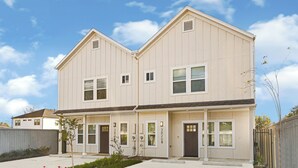 Exterior - Stylish Home by Medical Center and Downtown! (Houston)