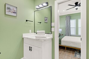 4 bedrooms, iron/ironing board, WiFi, bed sheets - Stylish Home by Medical Center and Downtown! (Houston)