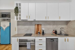 Refrigerador, microondas, horno y parrilla de estufa 