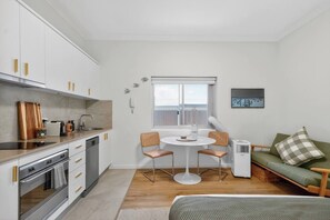 Fridge, microwave, oven, stovetop - Ramsgate Nook Steps to Bondi Beach and Local Cafs (Sydney)