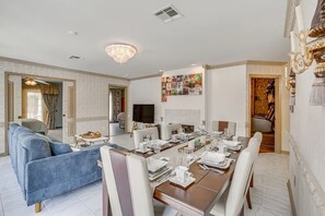 Dining - Spacious 4-bedroom house in charming New Orleans with AC (New Orleans)
