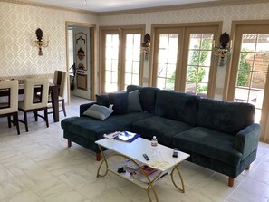 Living area - Spacious 4-bedroom house in charming New Orleans with AC (New Orleans)