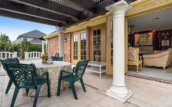Outdoor dining - Spacious 4-bedroom house in charming New Orleans with AC (New Orleans)