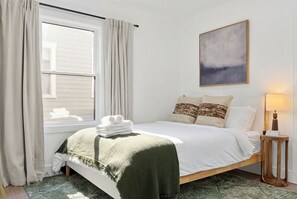3 bedrooms, desk, iron/ironing board, travel cot - Modern 3BR • Near Downtown Boston • Walk to T • Minutes to Logan • Free Parking (Boston)
