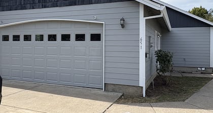 Charming 3-bedroom house in McMinnville close to downtown.